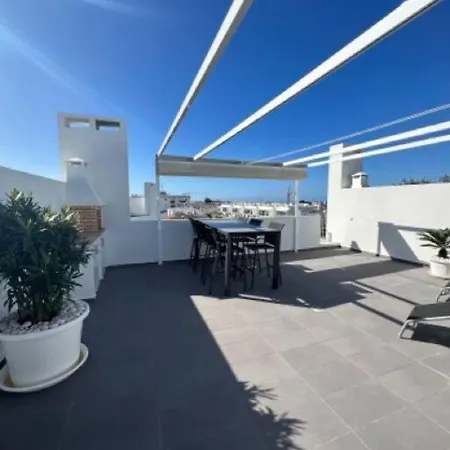 Luxury In With Private Roof Terrace דירה אלבור